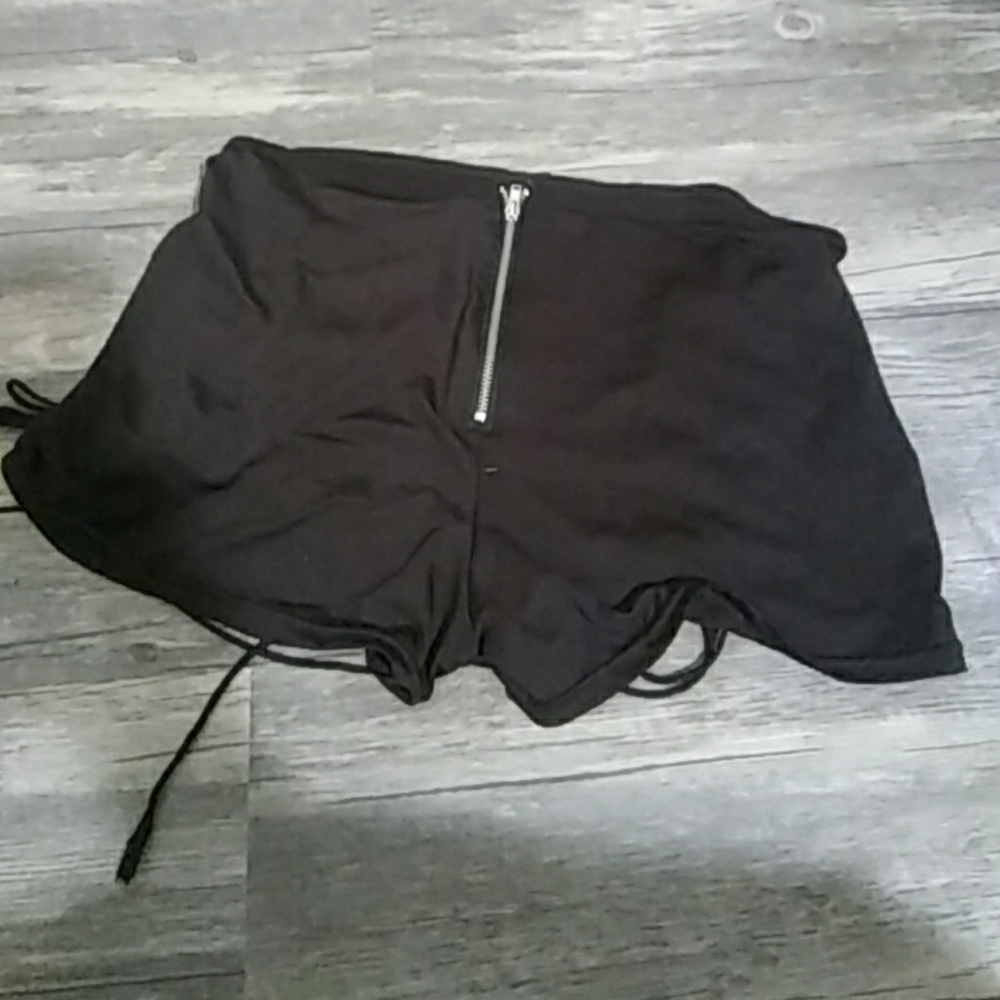 Shorts - Picture 3 of 3